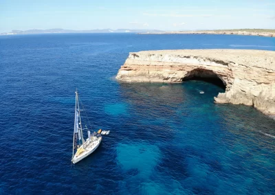 Velero NavegaMed fondeado en Cala Saona de Formentera