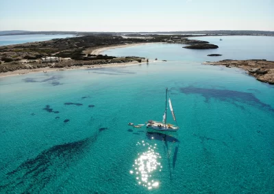 Velero NavegaMed en Formentera playa de illetes bonita foto 2