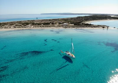 Velero NavegaMed en Formentera playa de illetes bonita foto 1