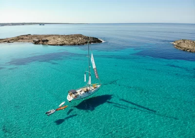Velero NavegaMed en Formentera playa de illetes bonita foto