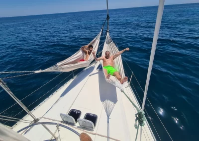 Velero NavegaMed de Santa Pola con las hamacas de colgar de proa