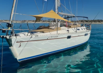 Velero NavegaMed de Santa Pola fondeado en la playa de illetes de Formentera