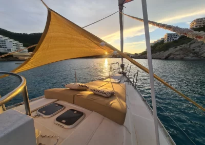 Velero NavegaMed de Santa Pola fondeado al atardecer en cala llonga de ibiza