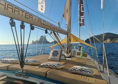 Velero NavegaMed de Santa Pola navegando en ibiza por es vedrá