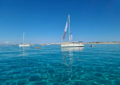 Velero NavegaMed de Santa Pola fondeado en la playa de illetes de Formentera 1