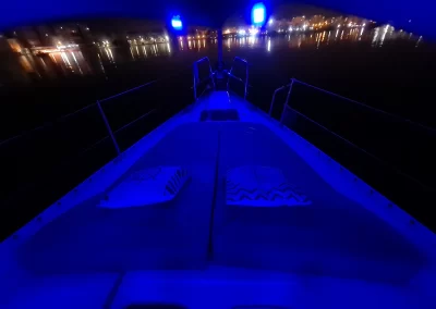 Colchoneta de proa por la noche con luces NavegaMed Santa Pola